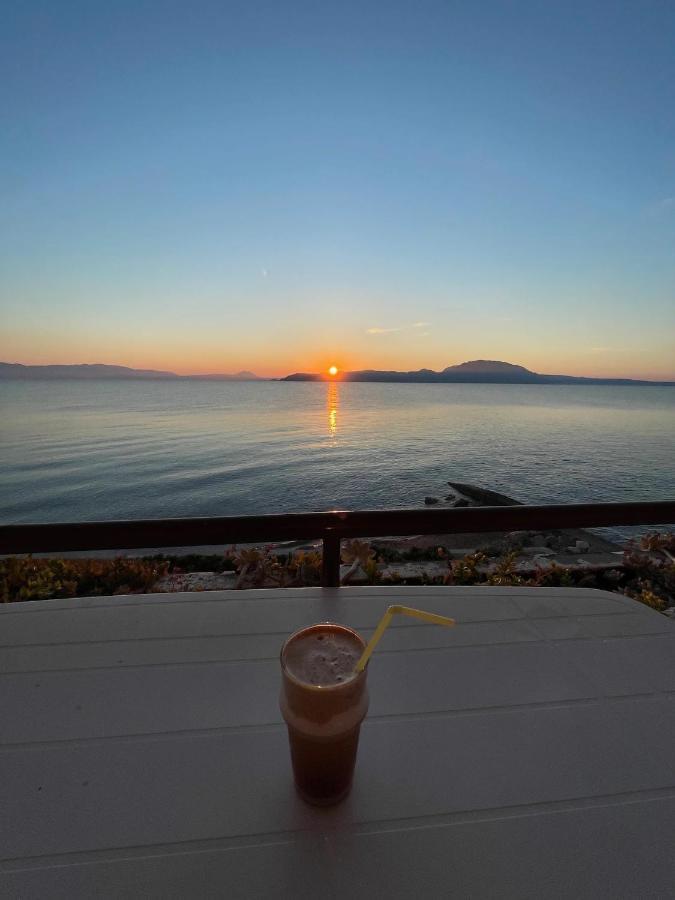 Stunning Beachfront Apartment Stratos Nerántza Zewnętrze zdjęcie