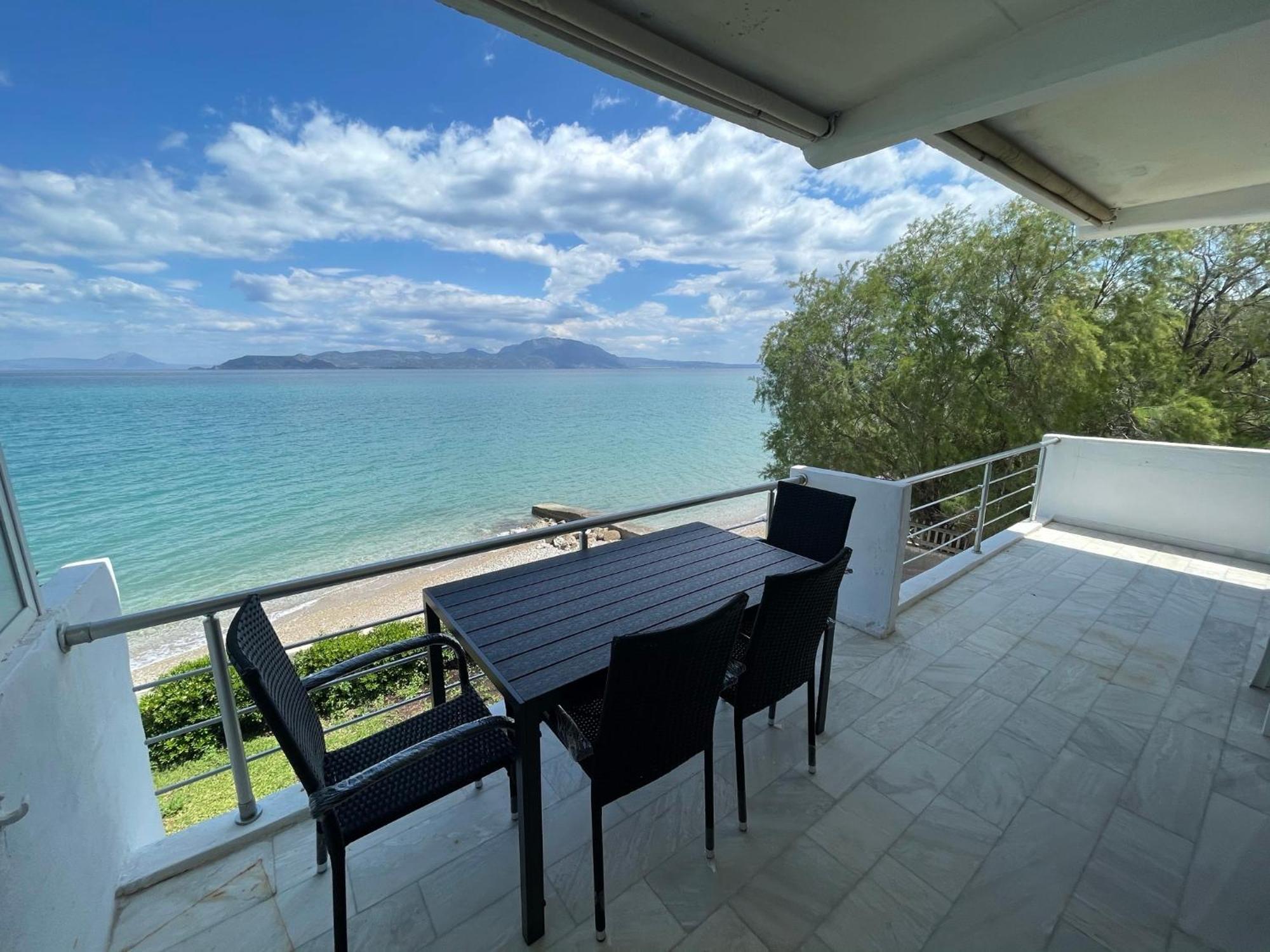 Stunning Beachfront Apartment Stratos Nerántza Zewnętrze zdjęcie